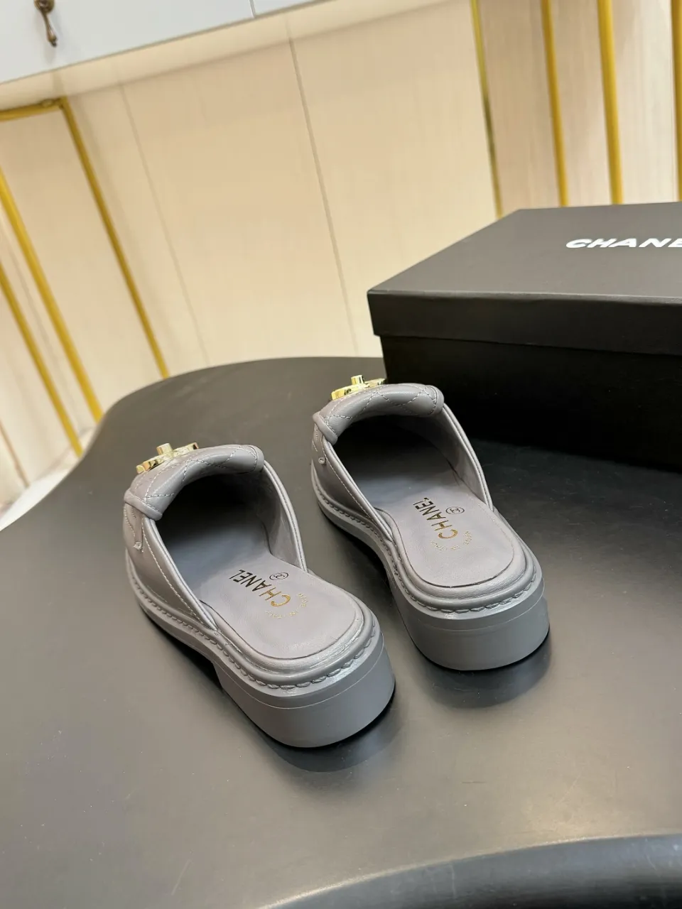 👟👟Ex-factory price 560👟👟 🔥🔥🔥Xiaoxiang official website synchronizes the high version of CHANEL 2025 Chanel top buckle exposed heel shoes, a must-have hot style for early spring, the goddess series, with the elegant and ladylike temperament of the fragrance family, super durable, irresistible, and exciting... ▪️The upper is imported sheepskin ▪️Inside imported sheep lining (same as the original) ▪️Original model opening, genuine leather outsole🇮🇹 ▪️Standard code 35- 41 42 Customized, non-returnable